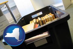 new-york map icon and a moving box in an empty office, during a relocation project